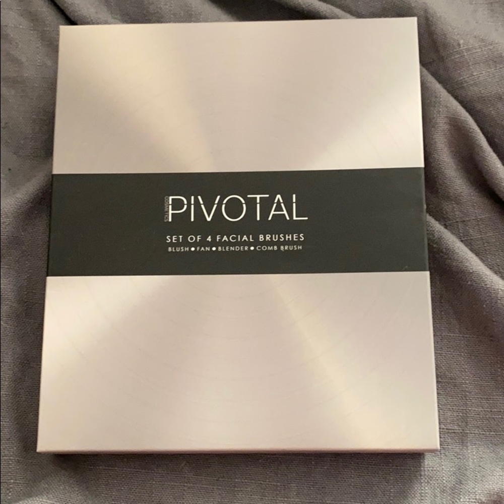 Pivotal set of four facial brushes